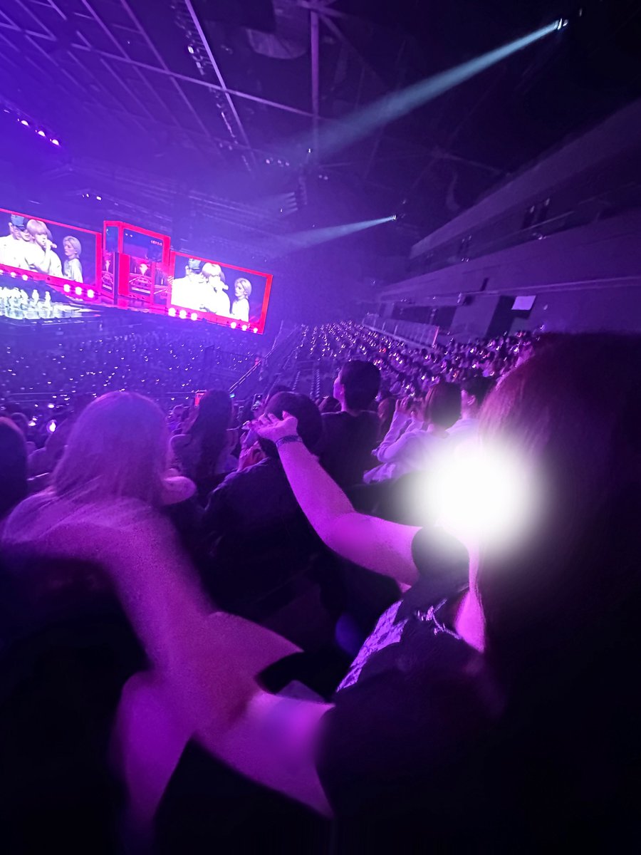 kvorvcore's tweet photo. 앤팀 콘서트 옆자리 관크 레전드 걸림
머리 짚고 파라파라 추고 막 내 어깨에 기대는 미친여자 https://t.co/HjnkyT8Jw0
