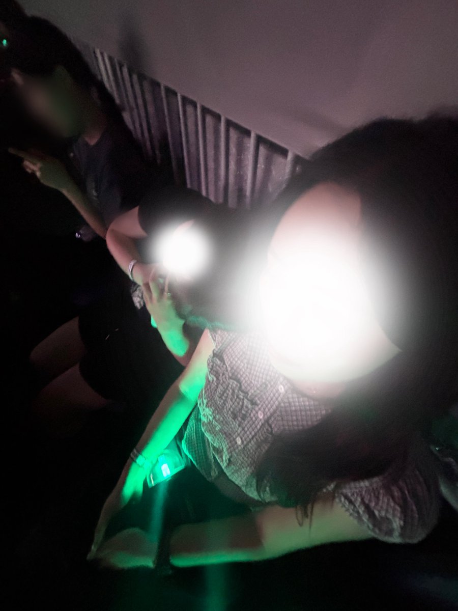 kvorvcore's tweet photo. 앤팀 콘서트 옆자리 관크 레전드 걸림
머리 짚고 파라파라 추고 막 내 어깨에 기대는 미친여자 https://t.co/HjnkyT8Jw0