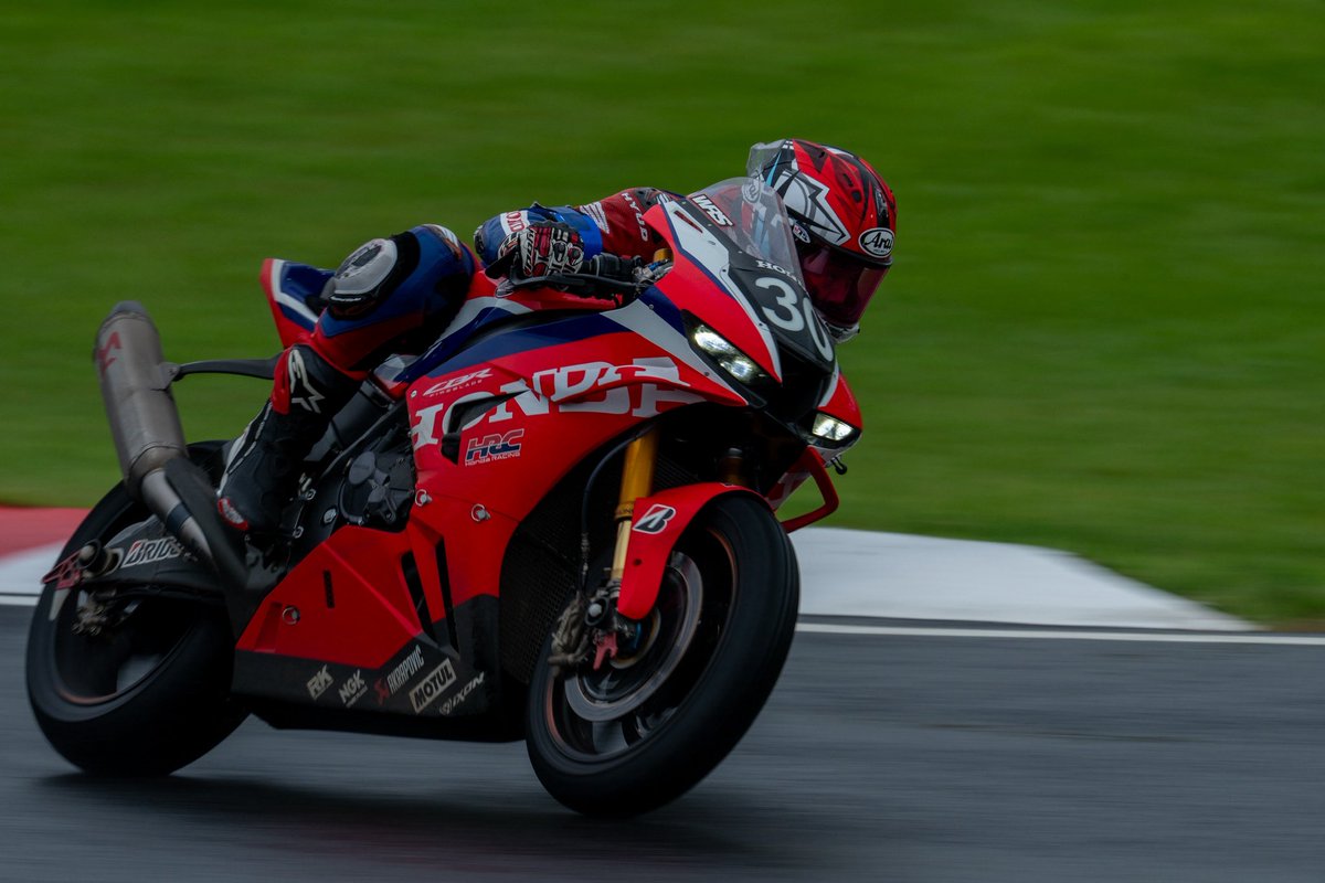 TAKE_FL5R1M's tweet photo. CBR1000RR-RがV5なのにいまだにtakuさんがCBR買ってない件について https://t.co/YpJdMsat2z