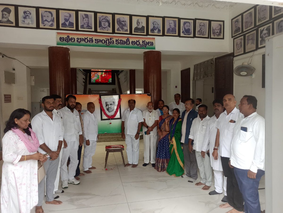 INCTelangana's tweet photo. మాజీ ఉప ప్రధానమంత్రి డా. బాబు జగ్జీవన్ రామ్ గారి వర్ధంతి సందర్భంగా గాంధీ భవన్ లో ఆయన చిత్రపటానికి పూల మాలలు వేసి నివాళులు అర్పించిన కాంగ్రెస్ సీనియర్ నాయకులు, గాంధీ భవన్ ఇన్ చార్జ్ కుమార్ రావు గారు, తదితరులు
#BabuJagjivanRam
#gandhibhavan
#congresstributes
#TelanganaCongress https://t.co/TaO0cZ4BPi
