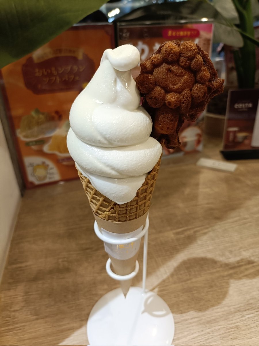 codafatetora's tweet photo. 映画終わり帰宅する前に🍦
おいもとのミックスソフトクリーム
ミャクミャク焼きも乗っている❤️💙 https://t.co/b72xsmS4U8
