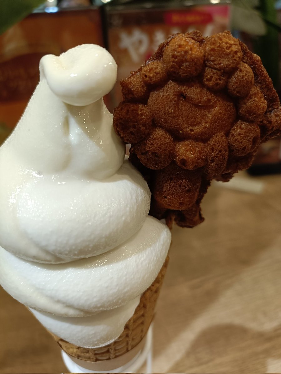 codafatetora's tweet photo. 映画終わり帰宅する前に🍦
おいもとのミックスソフトクリーム
ミャクミャク焼きも乗っている❤️💙 https://t.co/b72xsmS4U8