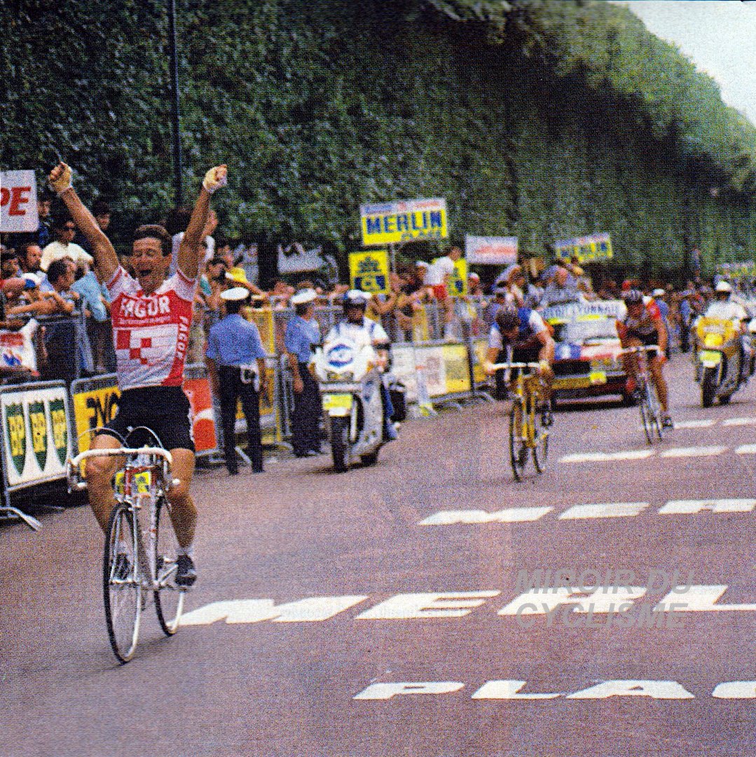 Miroir2Cyclisme's tweet photo. Le 5 juillet 1986, à l'arrivée de la 1ère étape à Sceaux, Pol Verschuere 🇧🇪 signait son 3ème succès dans la Grande Boucle, après ses victoires d'étape en 1980 & 1982.
📸 MC
#PolVerschuere #Sceaux #TDF #TDF1986 #cyclisme #cycling #ciclismo https://t.co/8IYEEJYIoO
