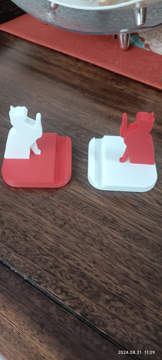yMREZsl4Fw89957's tweet photo. Just caught my intern accidentally using our office’s fancy 3D printer to make a tiny cat-shaped pen holder—turns out her art project’s way cooler than my work deadline https://t.co/LnqyT9s402