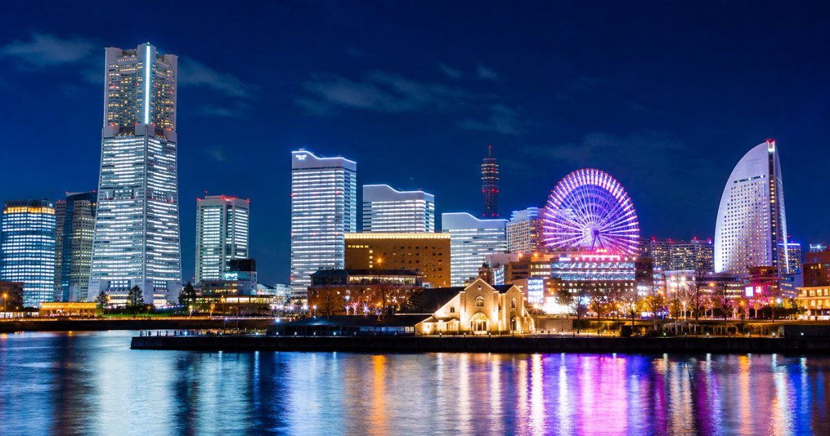TRAVELISTjp's tweet photo. 夜の横浜が美しすぎる…🌃✨

羽田空港から電車で約35分。「横浜みなとみらい」の夜景は日本新三大夜景のひとつ！

高層ビル群と観覧車のライトが水面に反射して、まるで宝石箱をひっくり返したような輝き…。

夜の散策やロマンチックな時間を過ごすのに最高のスポットです。

格安航空券・ホテルを今すぐ比較👇
https://t.co/axs9qoRi79

#横浜 #みなとみらい #夜景 #横浜夜景 #トラベリスト