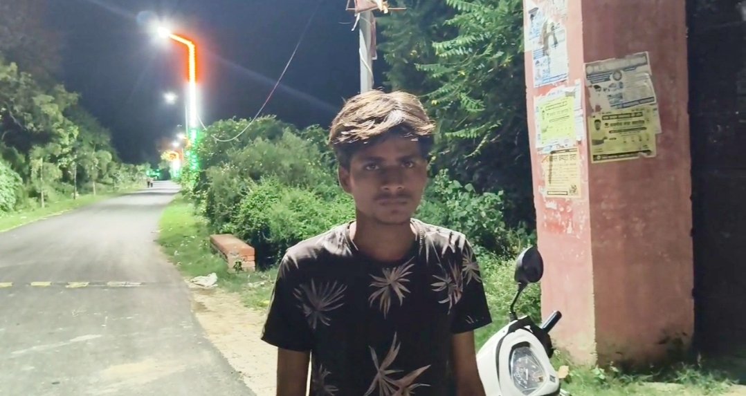media_ashok's tweet photo. कौशाम्बी में महिला के साथ मंगलसूत्र की लूट के बाद अब साइकिल सवार छात्र से बाइक सवार बदमाशो ने की मोबाइल की छिनैती,कड़ा धाम थाना क्षेत्र के दारानगर हरबंसा की घटना @kaushambipolice @Uppolice @ADGZonPrayagraj @igrangealld @dgpup https://t.co/p8Og7VRl0B