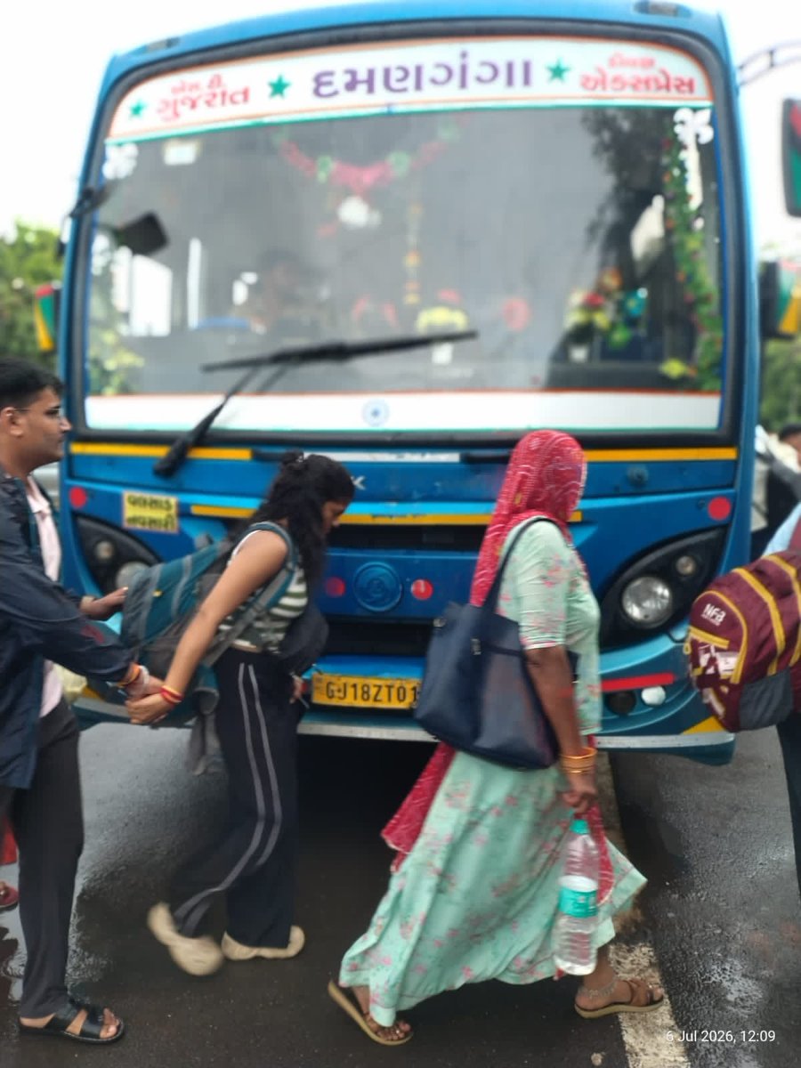 WesternRly's tweet photo. Special bus services were arranged at Navsari Railway Station to assist passengers of the trains affected by heavy rainfall.

#WRUpdates • @drmbct  • @RailMinIndia https://t.co/9MBUa9sgrR