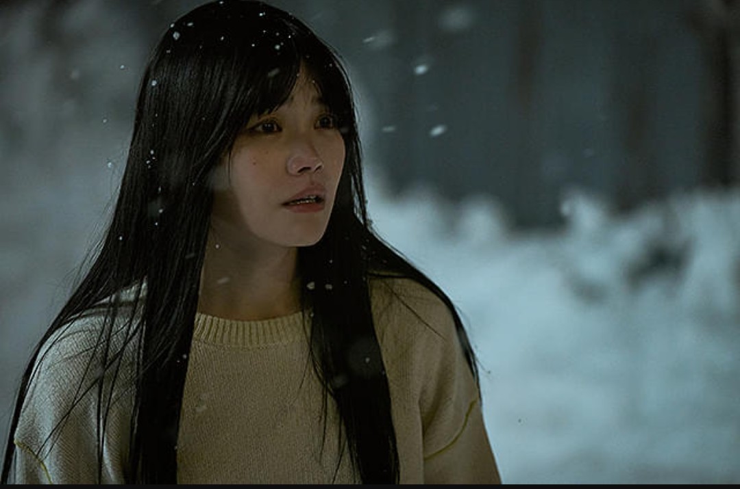 kojikojio0318's tweet photo. #氷血
本来は美しいはずの純白の雪景色が死や喪失の気配をより際立たせていく。閉ざされた空間の中で家族の理性が少しずつ崩れ不安が恐怖へと変わっていく過程に引き込まれる。派手な怪異や驚かせる演出に頼らず静かな違和感を積み重ねながら心を侵していく内藤瑛亮監督らしい空気感に惹き込まれた。 https://t.co/GZRMcAUUD3