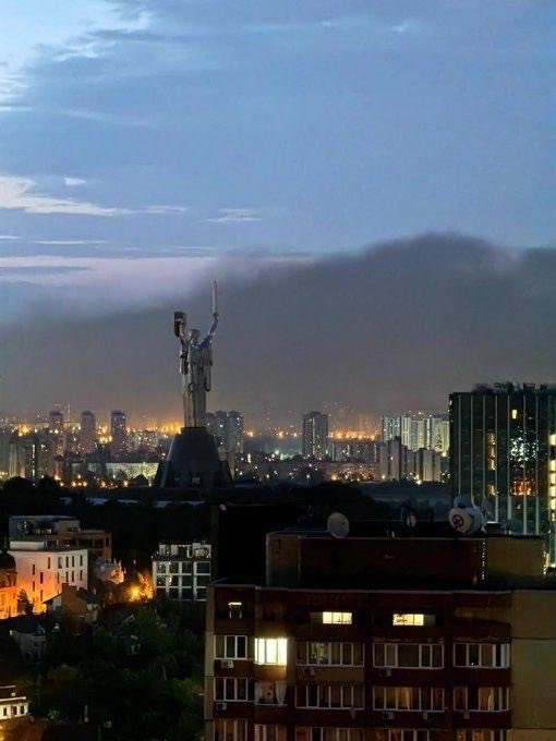 KBurgerDirven's tweet photo. Een nieuwe grote aanval op Kyiv🇺🇦 met tientallen raketten en zwermen Shaheds. Dit is typisch poetin: vlak na de VS Onafhankelijkheidsdag en voor de NAVO-top in Ankara. Zeker 11 mensen gedood en 46 gewond. Het Kremlin blijft burgers terroriseren en valt opzettelijk woonwijken aan. https://t.co/injWi3gV40