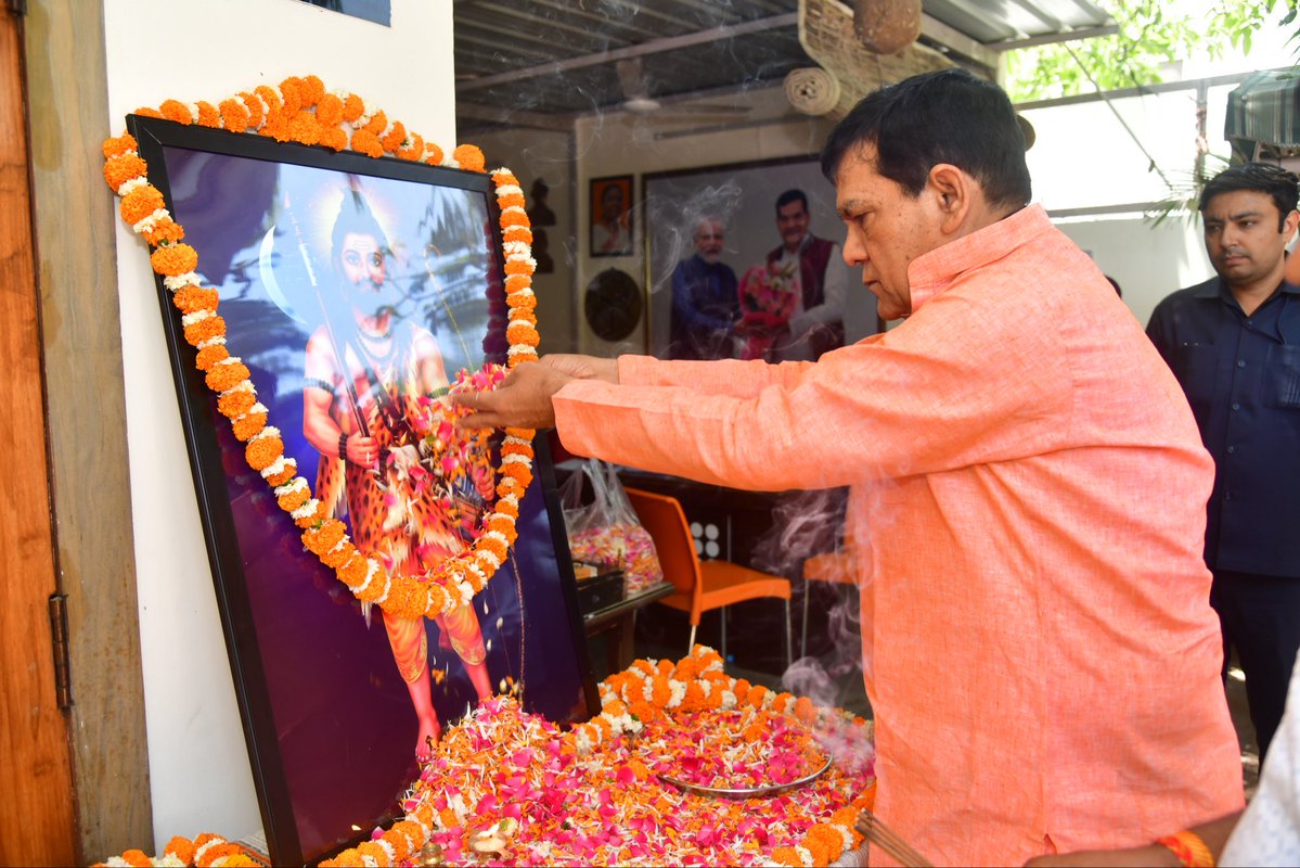 aksharmaBharat's tweet photo. सनातन धर्मियों के लिए बड़ी खुशखबरी…

जनपद शाहजहाँपुर की नगर पालिका परिषद के नगर जलालाबाद का नाम बदलकर *"परशुरामपुरी"* किए जाने के हमारे नगर विकास विभाग के प्रस्ताव को मिली स्वीकृति।

🔹 इससे होगा महर्षि जमदग्नि की तपोभूमि तथा भगवान परशुराम की जन्मस्थली के रूप में नगर की ऐतिहासिक एवं पौराणिक मान्यता को सम्मान।

🔹 सनातन धर्मियों तथा स्थानीय नागरिकों की लंबे समय से चली आ रही जनभावना को मिला सम्मान।

🔹 यह निर्णय क्षेत्र की सांस्कृतिक, धार्मिक एवं ऐतिहासिक विरासत को राष्ट्रीय स्तर पर नई पहचान देगा।

🔹 नाम परिवर्तन से धार्मिक पर्यटन, सांस्कृतिक गतिविधियों और स्थानीय विकास को भी नई गति मिलने की उम्मीद।

🔹 यह केवल नाम परिवर्तन नहीं, बल्कि हमारी आस्था, विरासत और सांस्कृतिक गौरव के संरक्षण एवं सम्मान का प्रतीक है।

*जय भगवान परशुराम!* 🚩

@narendramodi @myogiadityanath @AmitShah @NitinNabin @mppchaudhary @idharampalsingh   @NagarVikas_UP 
#NayeBharatKaNayaUP
#GoodGovernance 
#HumaraUP #vikasexpress 
#Parshurampuri #Jalalabad #Shahjahanpur #UttarPradesh #BhagwanParshuram #Heritage #Culture #NewIdentity
