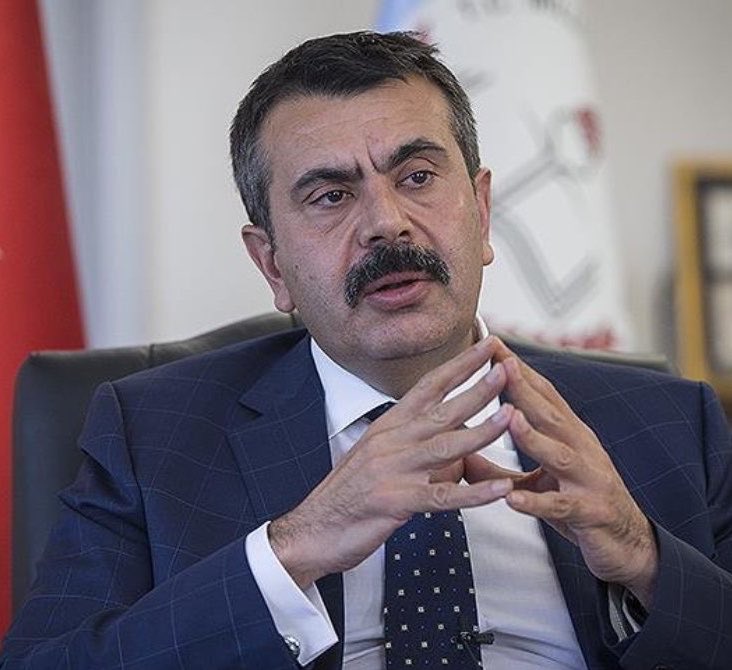 HaberReport's tweet photo. Fatih Altaylı: 

"Atandığı gün “kabinenin yumuşak karnı” olarak nitelediğim Milli Eğitim Bakanı açıklamış.

Müfredattan ve tüm kitaplardan “Kurtuluş Savaşı” ifadesi çıkarılacakmış ve yerine “Milli Mücadele” kavramı getirilecekmiş.

“Niye” diye soranlara “Neyin kurtuluşu. Zaten Osmanlı Devleti vardı” gibi zeka ile açıklanamayacak bir yanıt vermiş. 

Kurtuluş Savaşı, Bakan Tekin’in anladığı gibi Osmanlı’ya karşı değil, ülkeyi işgal eden İngiliz, Fransız, İtalyan, Yunan ordularına karşı yapıldı. Bu savaşla bunlardan “kurtulduk”.

Osmanlı’yı yıkan Kurtuluş Savaşı değil, Birinci Dünya Savaşı’dır ve sadece Osmanlı değil, Avusturya Macaristan İmparatorluğu’nu da yıkmıştır. 

Cumhuriyet’in yaptığı, yıkılmış Osmanlı’ya şanına yakışır bir defin törenidir.

Osmanlı Hanedanı, gurur duyduğumuz tarihimizin önemli bir parçasıdır. Diğer pek çok büyük imparatorluk gibi, tarihin gördüğü en büyük imparatorluk olan Roma gibi o da zamanı dolunca tarihe karışmıştır. 

Kurtuluş Savaşı yerine “Milli Mücadele” kavramı beni rahatsız etmez. 

Çünkü Kurtuluş Savaşı da milli mücadelenin bir parçasıdır ama “Kurtuluş Savaşı denilmez zaten Osmanlı vardı” deyip ardından “Milli Mücadele” derseniz o zaman biz de haklı olarak “Ne yani Osmanlı’yı milli görmüyor musunuz sayın Bakan!” diye haklı olarak sorarız. 

Sayın Bakan da benim bu soruma muhtemelen yere diz çöküp bir bardak su içerek yanıt verir."