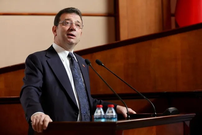 yigitcanonal7's tweet photo. Ekrem İmamoğlu, casusluk davası salonundan ayrıldı, diploma davası salonuna geldi:

"Aziz milletime sesleniyorum. Bu binada ilginç bir gün yaşıyorum; sabah başka bir duruşmaya (casusluk) katıldım, aynı gün 3 ayrı duruşmayla karşı karşıyayım.

Bütün davalarıma İmamoğlu davaları ya da demokrasi mücadelesi davaları denebilir; ceza davası şeklinde 15, toplamda 20'yi aşkın davam var. Bir insan nasıl bu kadar dava yükü altında bırakılabilir, dünyada örneği yoktur.'"