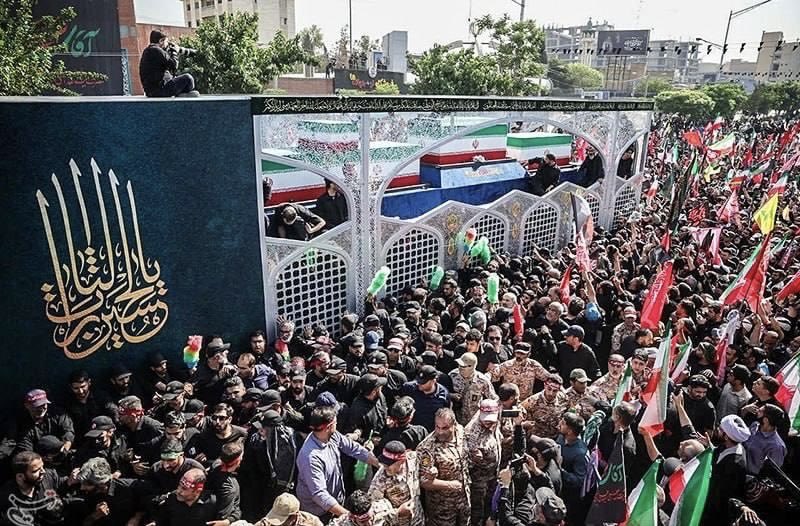 alirezasjle's tweet photo. خیابان انقلاب اسلامی امروز به دریایی از جمعیت تبدیل شد. سیل مردمی که از هر سو آمدند تا رهبر شهید امت را بدرقه کنند. اینجا دیگر خیابان نبود، صحرای کربلا بود. 
#حی_علی_التهران https://t.co/X5KSO1RdQP