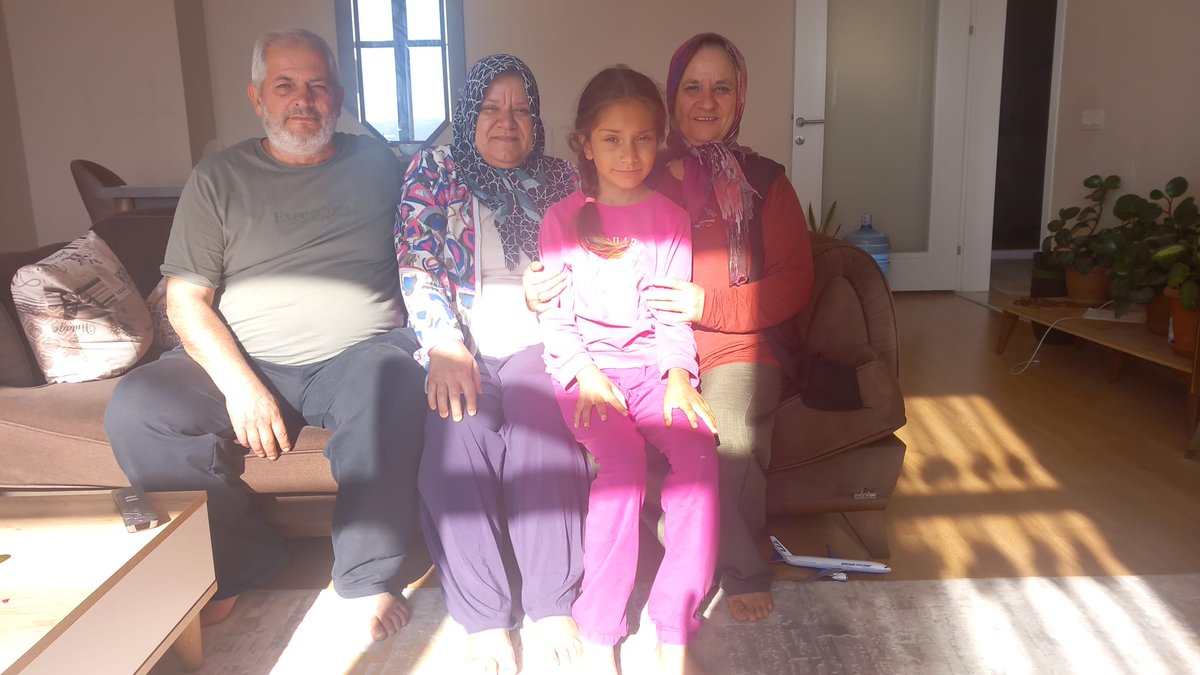 YuregirAk's tweet photo. Yönetim Kurulu Üyemiz Şaziye Cicili, Ayfer Hanım ve kıymetli ailesini ziyaret ederek, Cumhurbaşkanımız'ın selamlarını iletti. 

Ev sahibimize nazik misafirperverliği ve hoş sohbeti için teşekkür ediyoruz. https://t.co/3OAArGkn99