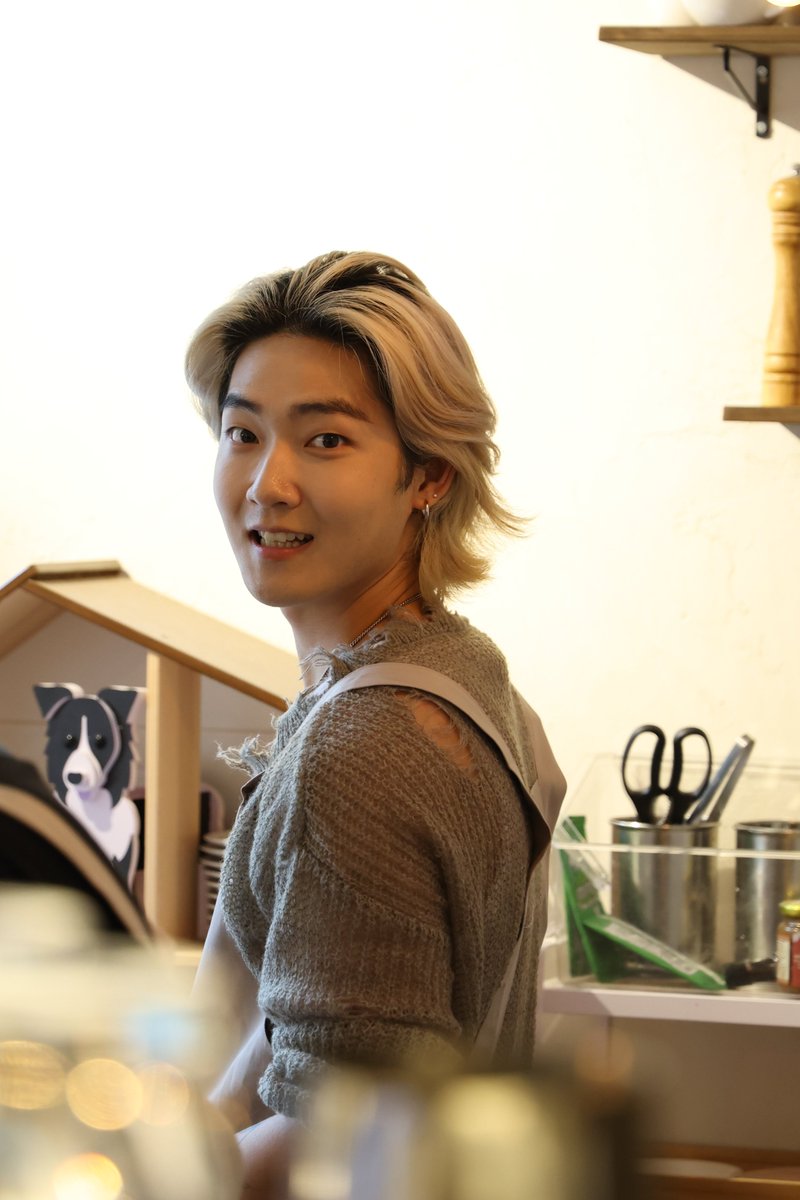 deobimom's tweet photo. kevin looks so good 

the apron with the logo he made is so pretty too 🥹

#KEVIN #케빈 #THEBOYZ #더보이즈 

📸 _Heart_ToMaTo_ https://t.co/lcGNe3d1Q0