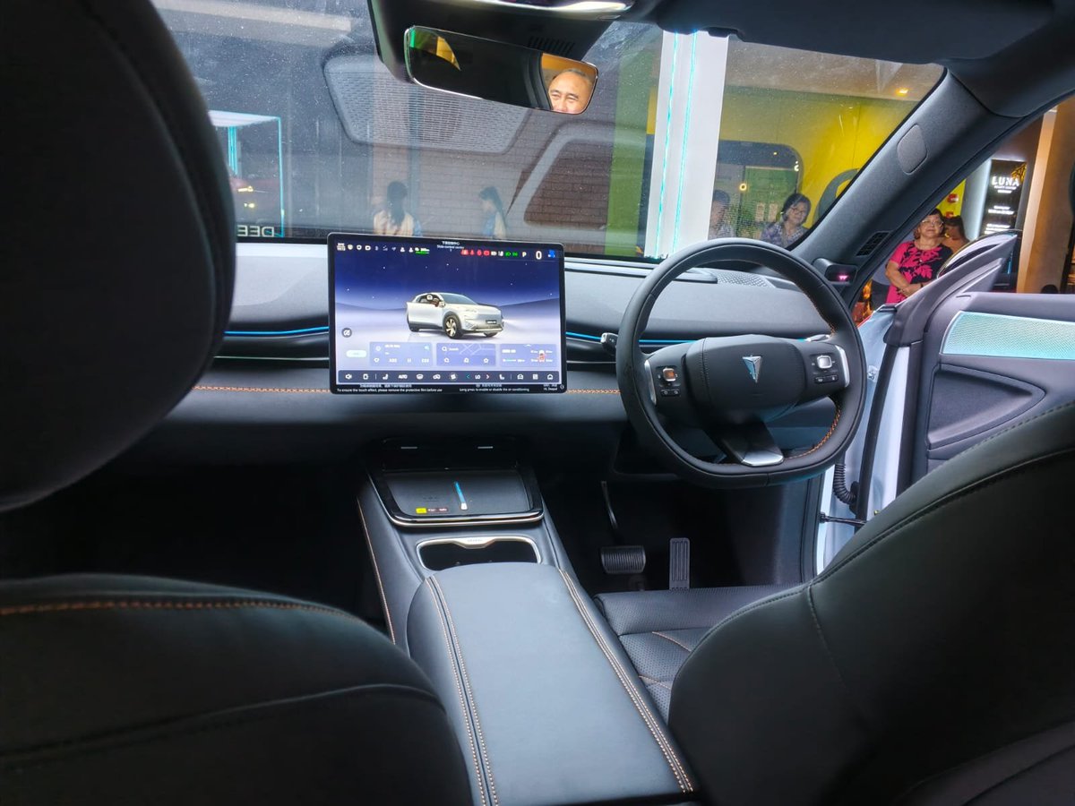 dayaszy's tweet photo. Pengen manifesting dulu ah... semoga akhir 2026 bisa punya mobil sendiri. 
kemaren pas bgt pas jalan ke one satrio ngeliat changan deepal S05 dalem box gitu, ternyata dia lg collab sama Timnas Portugal. https://t.co/22pzQ5vh96