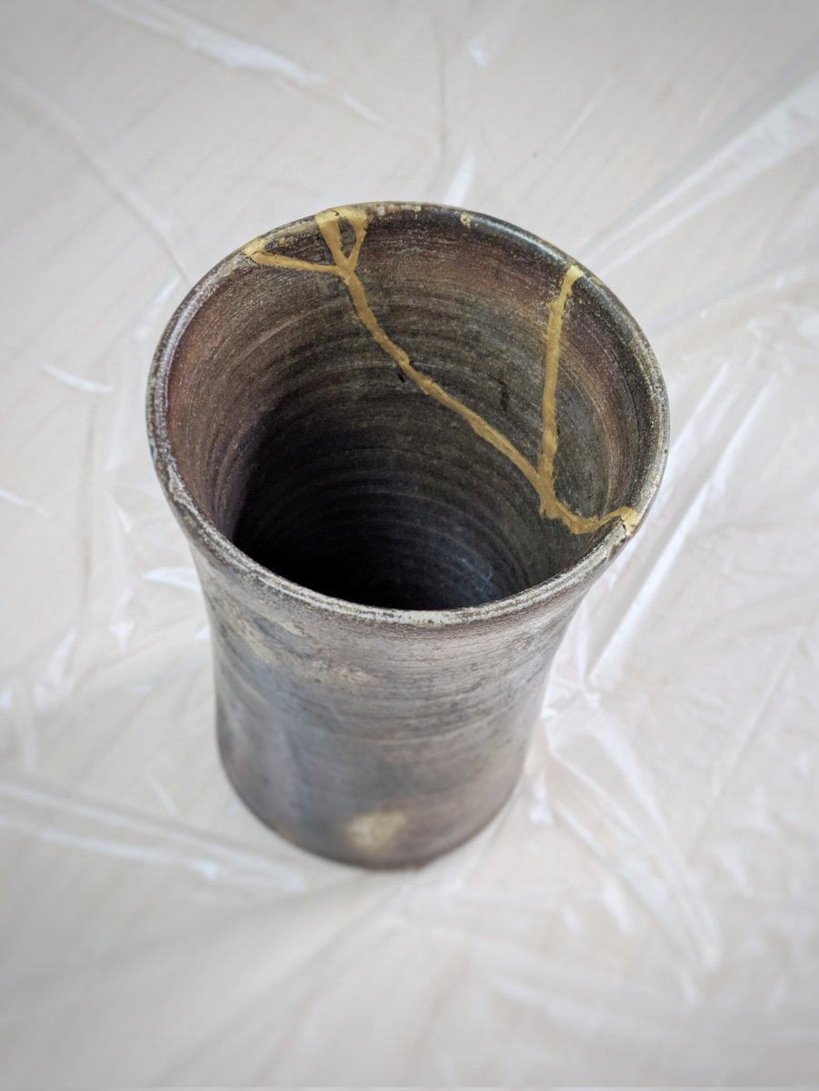 kinemo_scix's tweet photo. 7/6（月）教室の様子🌿
仕上げの粉、金粉をお出しするサービスは今の粉がなくなり次第終了し、有料になります⚠お早めにどうぞ！
今日は2名粉蒔きできました✨
ありがとうございました！

#金継ぎ教室
#Kinémo https://t.co/P0BdbEzwzW