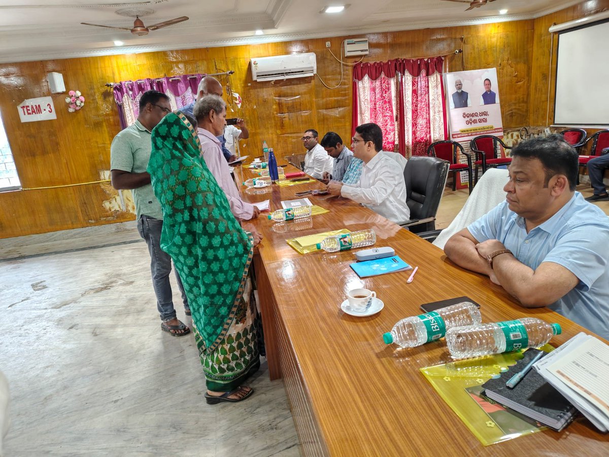KatakaDM's tweet photo. ନିଶ୍ଚିନ୍ତକୋଇଲି  ବ୍ଲକର ସମ୍ମିଳନୀକକ୍ଷଠାରେ ଅନୁଷ୍ଠିତ ଯୁଗ୍ମ ଜନ ଅଭିଯୋଗ ଶିବିରରେ ଜିଲ୍ଲାପାଳ ଏବଂ ଜିଲ୍ଲା ମାଜିଷ୍ଟ୍ରେଟ  ଅଭିଯୋଗ ଗୁଡିକର ଶୁଣାଣି କରି ତ୍ଵରିତ ସାମାଧାନ କରୁଛନ୍ତି। @CMO_Odisha @IPR_Odisha। https://t.co/yeAqwJC5BG