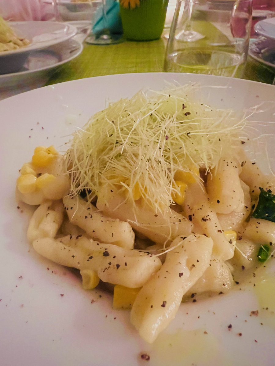 sofia_style_'s tweet photo. 【ストラッシナーティととうもろこしのペペロンチーノ🌽】

本当はとうもろこしのピチを作る予定でした。

でも、時間が足りなくなってしまい、
急遽セモリナ粉だけで作れるストラッシナーティに変更。

ソースは、
にんにく、唐辛子、鮎の魚醤、
とうもろこし、イタリアンパセリ🌿

仕上げには、とうもろこしのヒゲをたっぷり🌽

材料はとてもシンプルなのに、
驚くほど奥行きのある味になります。

予定変更だったけれど、
これはこれで大正解でした🌽

#おうちごはん #料理好きな人とつながりたい