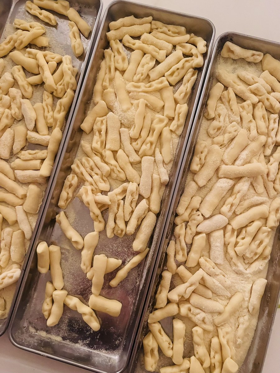 sofia_style_'s tweet photo. 【ストラッシナーティととうもろこしのペペロンチーノ🌽】

本当はとうもろこしのピチを作る予定でした。

でも、時間が足りなくなってしまい、
急遽セモリナ粉だけで作れるストラッシナーティに変更。

ソースは、
にんにく、唐辛子、鮎の魚醤、
とうもろこし、イタリアンパセリ🌿

仕上げには、とうもろこしのヒゲをたっぷり🌽

材料はとてもシンプルなのに、
驚くほど奥行きのある味になります。

予定変更だったけれど、
これはこれで大正解でした🌽

#おうちごはん #料理好きな人とつながりたい