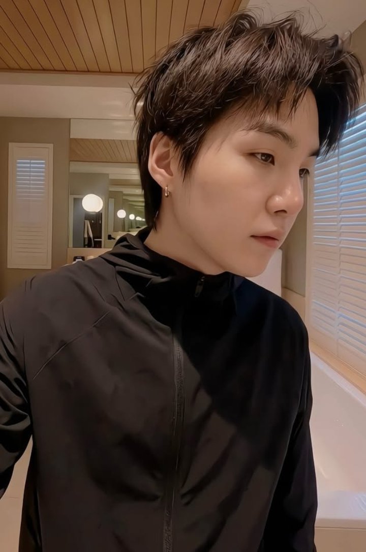 MIN_YOONGI7SUGA's tweet photo. 🐈‍⬛🖤 https://t.co/mcHkmxQSiW