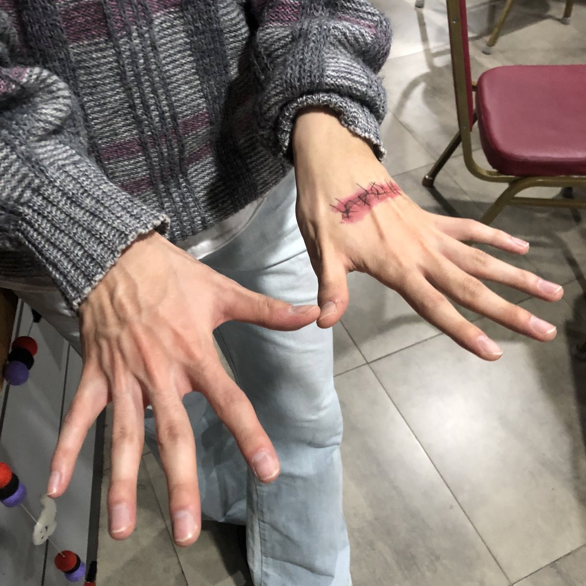 whitish_0o's tweet photo. 그의 손이 좋다고말해…
ㄴ그의손이 좋 https://t.co/hYm2Zp6ARh