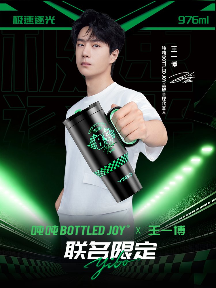 bottledjoythai's tweet photo. 💚 BOTTLED JOY × Wang Yibo Limited Edition 🦁

สิ้นสุดการรอคอย...

BOTTLED JOY ภูมิใจนำเสนอ Speed of Light Collection คอลเลกชันลิมิเต็ดเอดิชันที่ได้รับแรงบันดาลใจจากโลกแห่งความเร็ว ถ่ายทอดผ่านดีไซน์ 85 YIBO Racing Edition พร้อมรายละเอียดอันเป็นเอกลักษณ์ที่สร้างสรรค์ขึ้นเพื่อแฟน ๆ ของ Wang Yibo โดยเฉพาะ

Speed of Light Jumbo Tumbler

ความจุ 976 ml

แก้วน้ำลิมิเต็ดเอดิชันที่ผสานดีไซน์อันโดดเด่นเข้ากับฟังก์ชันการใช้งานในทุกวัน ถ่ายทอดจิตวิญญาณแห่งความเร็วผ่านรายละเอียดของ 85 YIBO Racing Edition พร้อมวัสดุคุณภาพและการออกแบบที่ใส่ใจในทุกองค์ประกอบ

จุดเด่นของผลิตภัณฑ์

✨ ความจุ 976 ml
ตอบโจทย์การดื่มน้ำตลอดวัน เติมความสดชื่นได้อย่างเต็มที่

✨ ภายในผลิตจากสเตนเลสสตีล SUS316 (Food Grade)
ทนต่อการกัดกร่อน ไม่ดูดกลิ่น และปลอดภัยสำหรับเครื่องดื่ม

✨ ฉนวนสุญญากาศ 2 ชั้น
เก็บอุณหภูมิร้อน–เย็นได้นานสูงสุด 12 ชั่วโมง

✨ ฝาปิดแบบ Insulated Lid
พร้อมหลอด Tritan Food Grade และฝาครอบหลอด เพื่อความสะอาดและสะดวกในการใช้งาน

✨ หูจับ Ergonomic
จับถนัดมือ พร้อมฐานแก้วที่ออกแบบให้เหมาะกับการใช้งานในชีวิตประจำวัน ทั้งที่บ้าน ที่ทำงาน หรือระหว่างการเดินทาง

✨ Official Pre-Order เปิดแล้ววันนี้

💰 ราคา 990 บาท (จัดส่งฟรี)

🎁 รับฟรี Wang Yibo Gold Card (ลิขสิทธิ์แท้)
• เมื่อสั่งซื้อแก้ว 1 ใบ รับ Gold Card 1 ใบ

🇹🇭 สำหรับประเทศไทย รอบแรกนำเข้าเพียง 996 ใบ

เนื่องจากเป็นการนำเข้าล็อตแรก สินค้ามีจำนวนจำกัด และเมื่อสินค้ารอบแรกจำหน่ายหมด การนำเข้าล็อตถัดไปอาจใช้ระยะเวลาดำเนินการเพิ่มเติม

📦 คาดว่าจะเริ่มจัดส่งสินค้า วันที่ 5–10 กรกฎาคม 2569

📝 สั่งจองได้ที่
https://t.co/PqGzathBcv

BOTTLED JOY | Joy in Every Bottle 💚
#BottledJoyThailand #BottledJoyTH #BottledJoy #WangYiboXBottledJoy