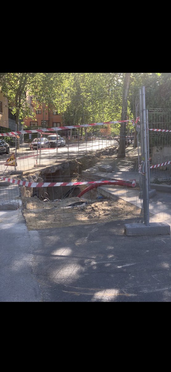 MMonteroRamos's tweet photo. @MajadahondaAyto 
Más de 6 meses de obras para el 3er buzón de basuras y siguen ralentizadas y en algunas zonas de pueblo paradas. https://t.co/H12gbW27GV