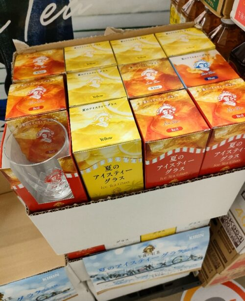 shimapatobu's tweet photo. 午後の紅茶『夏のアイスティーグラス』おまけが店頭でもらえるキャンペーン開催店はどこ？全4種類！

https://t.co/Lj1tXnPJT3

#目黒蓮 #午後の紅茶 #午後ティー　#おまけ　#夏のアイスティーグラス

7月6日（月）からイオンでも実施していました！ガラス製で長く使えると思います。

新商品の「40TH BLEND パッションフルーツ香るレモンティー」の販売と合わせて、目黒蓮さんの新ビジュアルの特設コーナーなども設置されていました。