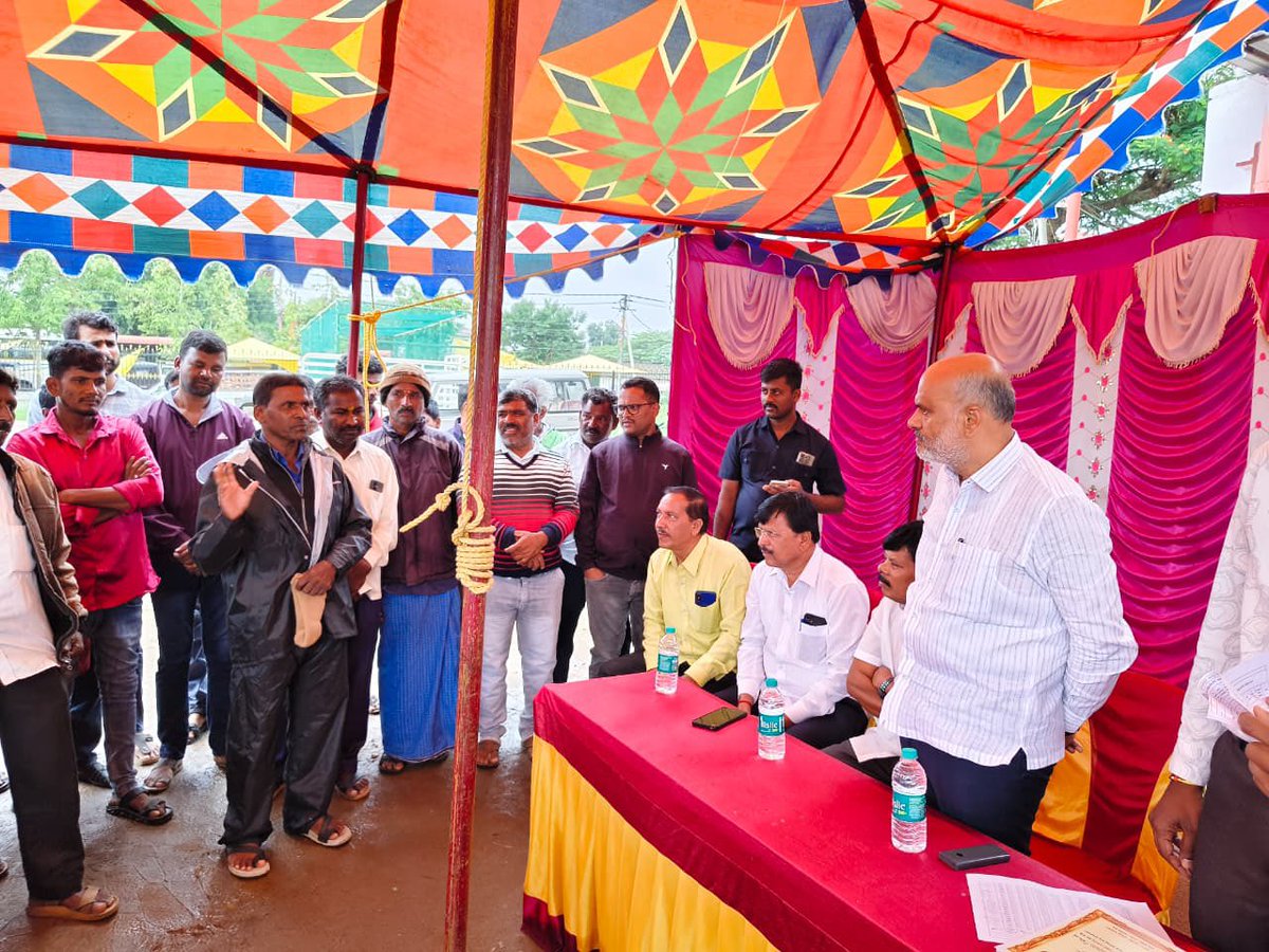 hksureshbjp's tweet photo. ಬೇಲೂರಿನ ಜ್ಯೂನಿಯರ್ ಕಾಲೇಜು ಮೈದಾನದಲ್ಲಿಂದು ಡಾ. ಬಿ.ಆರ್ ಅಂಬೇಡ್ಕರ್ ಅಭಿವೃದ್ಧಿ ನಿಗಮದ ವತಿಯಿಂದ ಫಲಾನುಭವಿಗಳಿಗೆ ಗಂಗಾ ಕಲ್ಯಾಣ ಮಂಜೂರಾತಿ ಪತ್ರ ವಿತರಣೆ ಹಾಗೂ ಪಂಪ್ ಮೋಟಾರ್ ವಿತರಣೆ ಮಾಡಿ, ಯೋಜನೆಯ ಲಾಭ ಸದುಪಯೋಗಪಡಿಸಿಕೊಂಡು ರೈತರು ಸಬಲೀಕರಣಗೊಳ್ಳುವಂತೆ ಶುಭ ಹಾರೈಸಲಾಯಿತು.
#Hassan #Beluru #HKSuresh https://t.co/7CzjhXhdhS