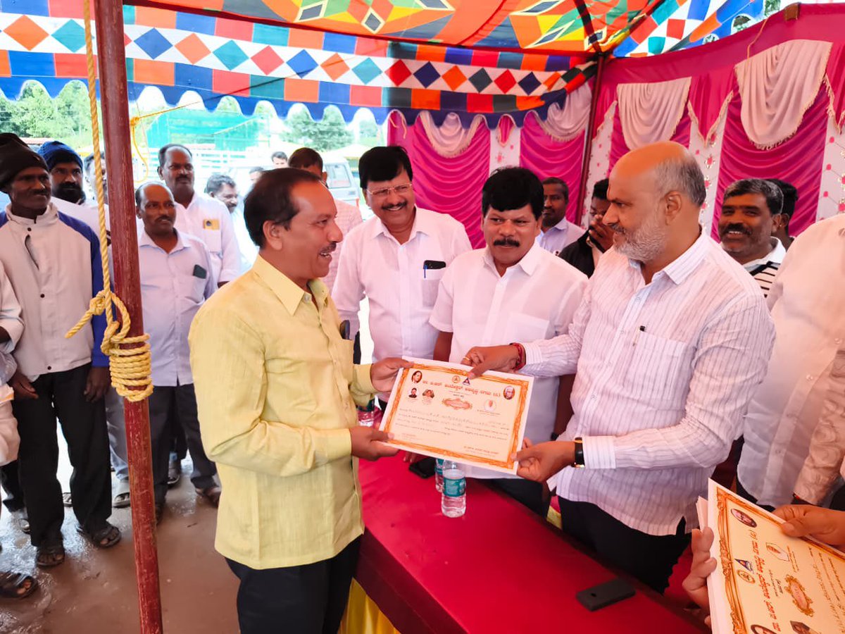 hksureshbjp's tweet photo. ಬೇಲೂರಿನ ಜ್ಯೂನಿಯರ್ ಕಾಲೇಜು ಮೈದಾನದಲ್ಲಿಂದು ಡಾ. ಬಿ.ಆರ್ ಅಂಬೇಡ್ಕರ್ ಅಭಿವೃದ್ಧಿ ನಿಗಮದ ವತಿಯಿಂದ ಫಲಾನುಭವಿಗಳಿಗೆ ಗಂಗಾ ಕಲ್ಯಾಣ ಮಂಜೂರಾತಿ ಪತ್ರ ವಿತರಣೆ ಹಾಗೂ ಪಂಪ್ ಮೋಟಾರ್ ವಿತರಣೆ ಮಾಡಿ, ಯೋಜನೆಯ ಲಾಭ ಸದುಪಯೋಗಪಡಿಸಿಕೊಂಡು ರೈತರು ಸಬಲೀಕರಣಗೊಳ್ಳುವಂತೆ ಶುಭ ಹಾರೈಸಲಾಯಿತು.
#Hassan #Beluru #HKSuresh https://t.co/7CzjhXhdhS
