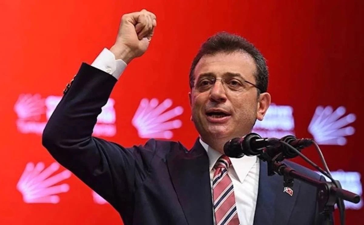 demokrasihaberr's tweet photo. Diploma Davası’da konuşan İBB Başkanı Ekrem İmamoğlu:

Bu sabah buraya gelişimin içerisindeki maceralar bile beni güçlendiriyor. Yani cezaevinden çıkarken yanıma yedek bir fanila ve yedek bir gömlek almak için mücadele vermek de beni diri tutuyor. Onları almak için bir saat onun kavgasını vermek de diri tutuyor.
