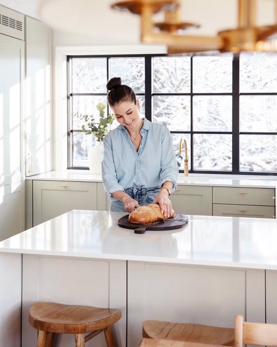 Silestone's tweet photo. The Norwegian influencer Ida Gran-Jansen invites us to her new kitchen with Silestone Eternal Calacatta Gold countertops. Take a look at this project, as we are sure that you will get very inspired. Find more inspiration at https://t.co/Gfol1FXv8C https://t.co/PQs5bCeWz7