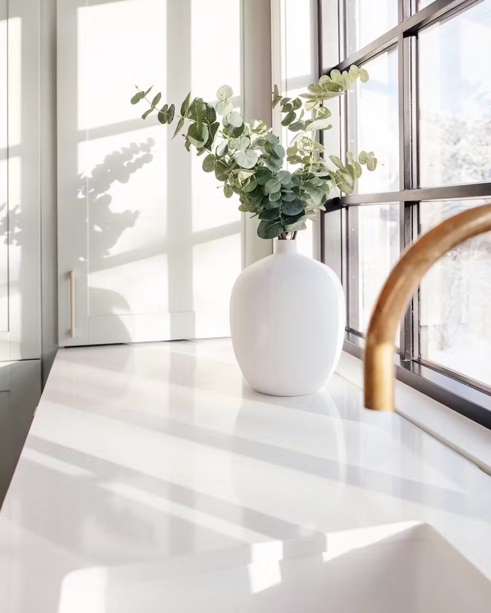 Silestone's tweet photo. The Norwegian influencer Ida Gran-Jansen invites us to her new kitchen with Silestone Eternal Calacatta Gold countertops. Take a look at this project, as we are sure that you will get very inspired. Find more inspiration at https://t.co/Gfol1FXv8C https://t.co/PQs5bCeWz7