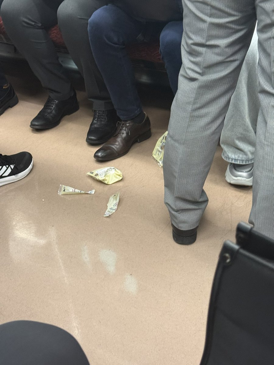 kbst2811's tweet photo. スーツ着た中国人みたいな女がしゃがんで飯食って、ゴミ捨てて逃げていった https://t.co/Jr1NykANoT