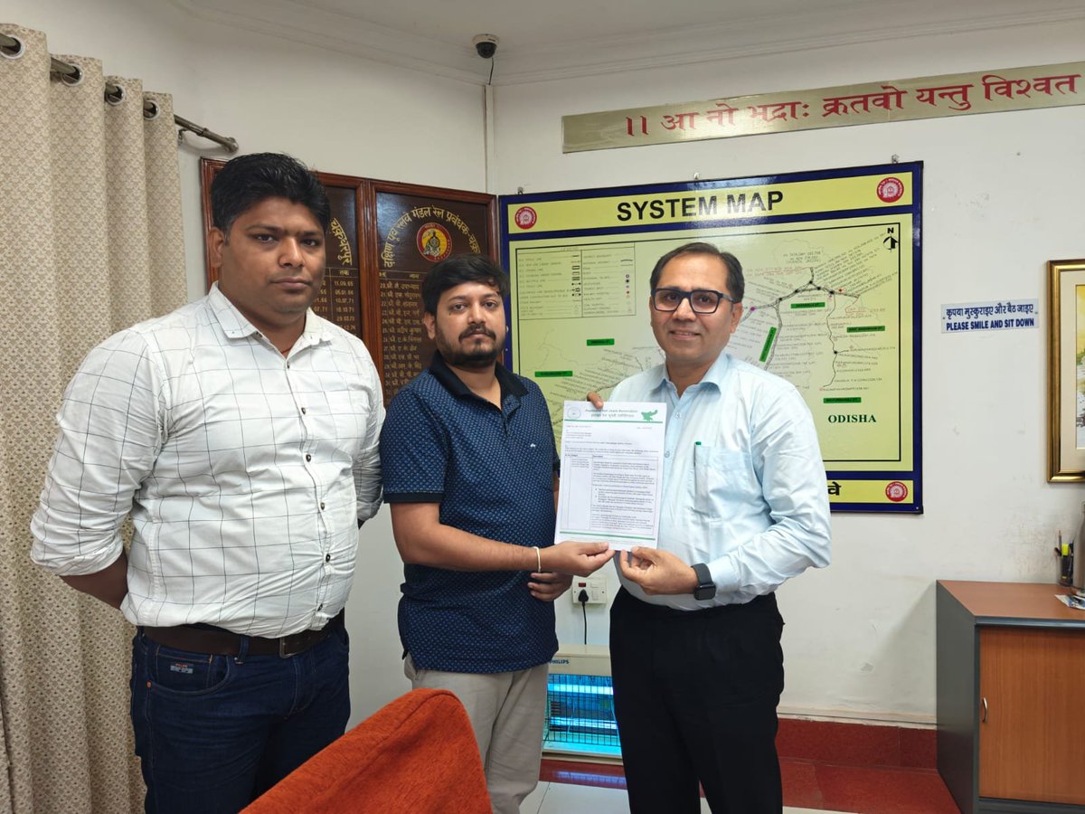 JharkhandRail's tweet photo. 🚨A productive meeting with DRM Chakradharpur, yesterday on key passenger issues.🤝

We sincerely appreciate his positive assurance to examine and take forward several important demands, including:

✅Festival Special Trains to South India via Tatanagar–Rourkela
✅Additional Sleeper & AC coaches in key express trains
✅Speeding up slow-running trains & rationalising slack timings
✅New MEMU/Intercity services and improved connectivity
✅Restoration & extension of important train services
✅Better punctuality and passenger amenities
✅Revision of Mumbai/Pune seat quota from Tatanagar & Chakradharpur

We are hopeful that these assurances will translate into concrete action for the benefit of lakhs of passengers across Kolhan, Jharkhand & neighbouring States.

Thank you @CKP_Division for your patient hearing and constructive approach. We look forward to continued cooperation for a stronger and more passenger-friendly Chakradharpur Division.

@serailwaykol @RailMinIndia @mpbidyutmahato @JharkhandCMO @HemantSorenJMM 

#Jharkhand #IndianRailways