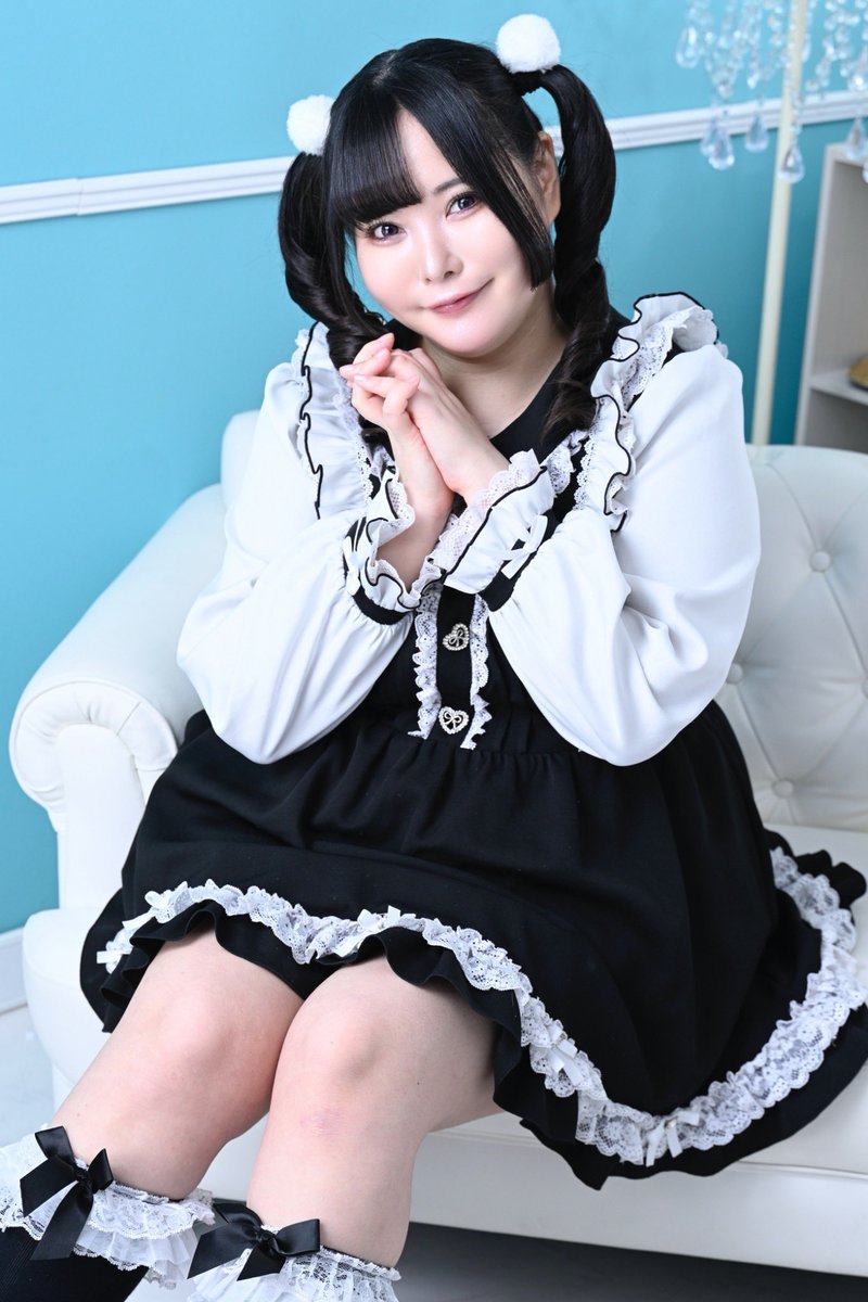 shion0_25mg's tweet photo. 病院で職業を根掘り葉掘り聞かれて、SNSフォロワー11万人のインフルエンサーですと答えたものの、お薬出しますねで終わり。
普段の姿がコレなので
「そういう幻覚が見えている」と思われている可能性が80%くらいある。

普段の姿                                  活動中の姿 https://t.co/w6NpTXlDh1