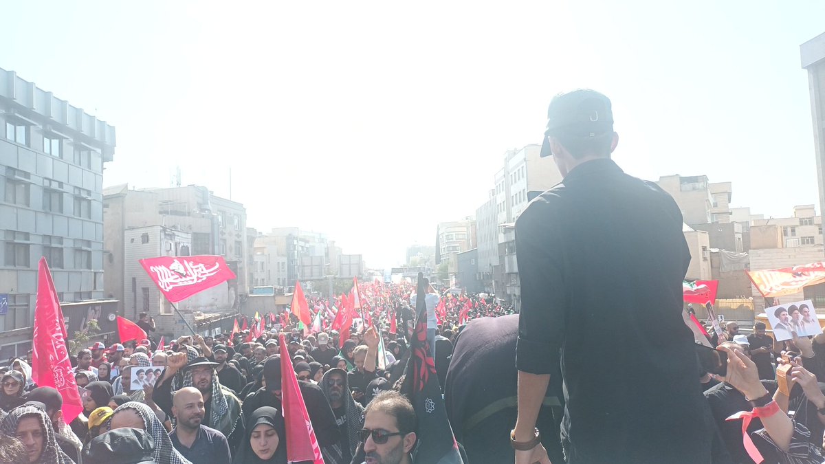 Mohammadvalineg's tweet photo. 90درصد شعارها مرگ بر وطن فروش و مرگ بر سازشگر بود، 
وطن فروش که پهلوی‌چیهاست که مشخصه،  
مرگ بر سازشگر رو هر چی فکر کردم نفهمیدم به کیا میگن، به جون باقر و مسعود قسم https://t.co/EurfLsxQOM