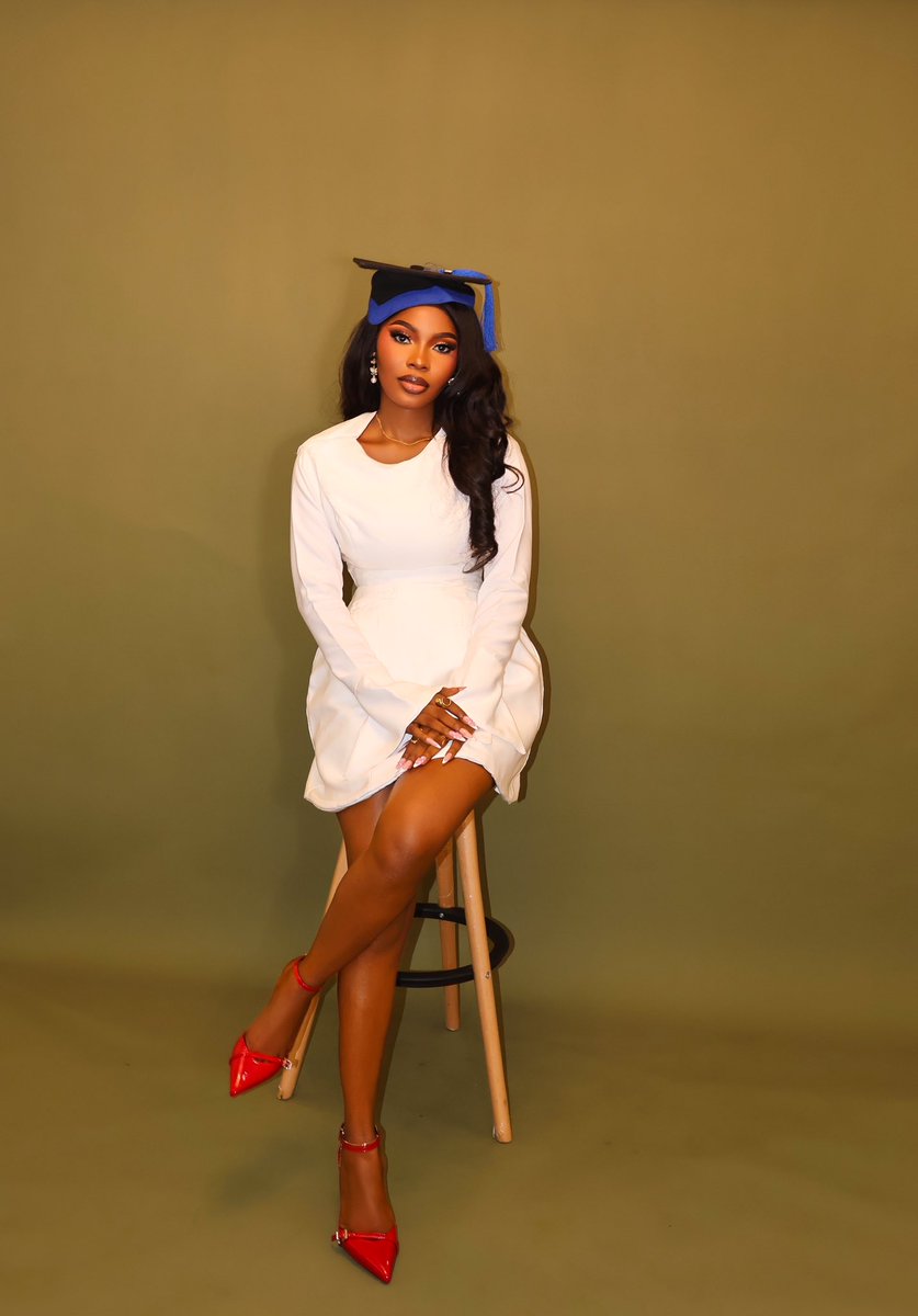 theBigMira_'s tweet photo. I’m a graduate👩‍🎓❤️ https://t.co/R1aObRIoXn