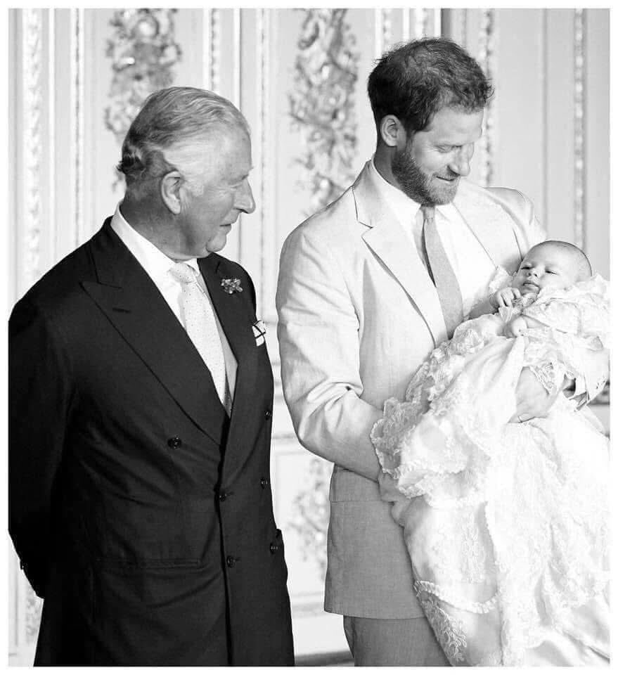 VBeaumel's tweet photo. Le samedi 6 juillet 2019 … il y a 7 ans, 
🇬🇧 ⛪️ Baptême de SAR le Prince Archie de Sussex (né Master Archie Mountbatten-Windsor).
Il est le premier enfant et le fils de SAR le Prince Harry, Duc de Sussex et de son épouse Meghan, Duchesse de Sussex, née Meghan Markle. https://t.co/ziRzC1anBA