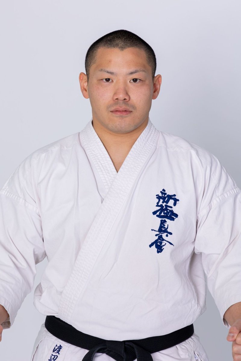 KARATE_PLUS_TV's tweet photo. 第2回空手チャンピオン・オブ・チャンピオンズ（KCC）
出場選手紹介 🔥

渡辺優作（Yusaku Watanabe）
出身国：日本

👉 最終戦歴
・第8回全日本フルコンタクト空手道選手権大会(JFKO)全日本大会 重量級優勝
・第1回空手Champion of Champions 3位

・ダイヤモンドカップ2018 重量級優勝

👉 選手紹介
170cm・98kgの重量級ファイター。マイク・タイソンを思わせる爆発力のある突きと、重量級とは思えないスピードが最大の武器。

第8回全日本フルコンタクト空手道選手権大会(JFKO)全日本重量級優勝、第57回全日本3位、第1回KCC3位と着実に結果を残す。多くの実戦経験を積み、第13回世界大会ではリトアニア強豪を追い詰めるなどポテンシャルの高さを証明。入来建武に続く日本重量級のエース候補として、KCCでのさらなる飛躍を狙います！

KCCは2026年7月19日（日）開催！
会場：国立代々木競技場 第二体育館

👉 チケット販売
https://t.co/atpTBmDTY9

👉 独占ライブ配信
KARATE+TV
https://t.co/H50PRCZ7bc

この選手を応援しよう！
コメントで名前を呼んで熱い声援をお願いします💪

#新極真会 #空手 #Karate