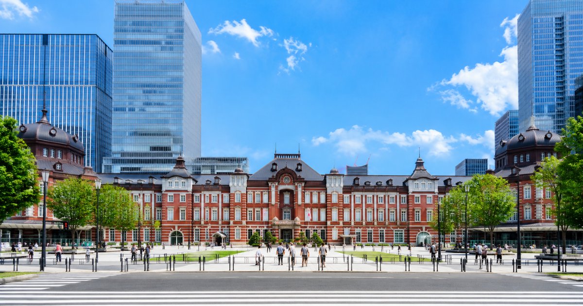 TRAVELISTjp's tweet photo. 100年以上の歴史を刻む東京駅。🚉✨

赤レンガの美しい駅舎は、創建当時の姿へ復原された国の重要文化財。歴史ある建築と丸の内の近代的な街並みが織りなす景色は、東京観光でぜひ訪れたいスポットです。

次の週末は、歴史を感じる東京散策へ出かけませんか？

✈️航空券を比較して、おトクに旅しよう！
https://t.co/C2zPPvCugl

#東京駅 #東京観光 #丸の内 #国内旅行 #旅行好き #トラベリスト