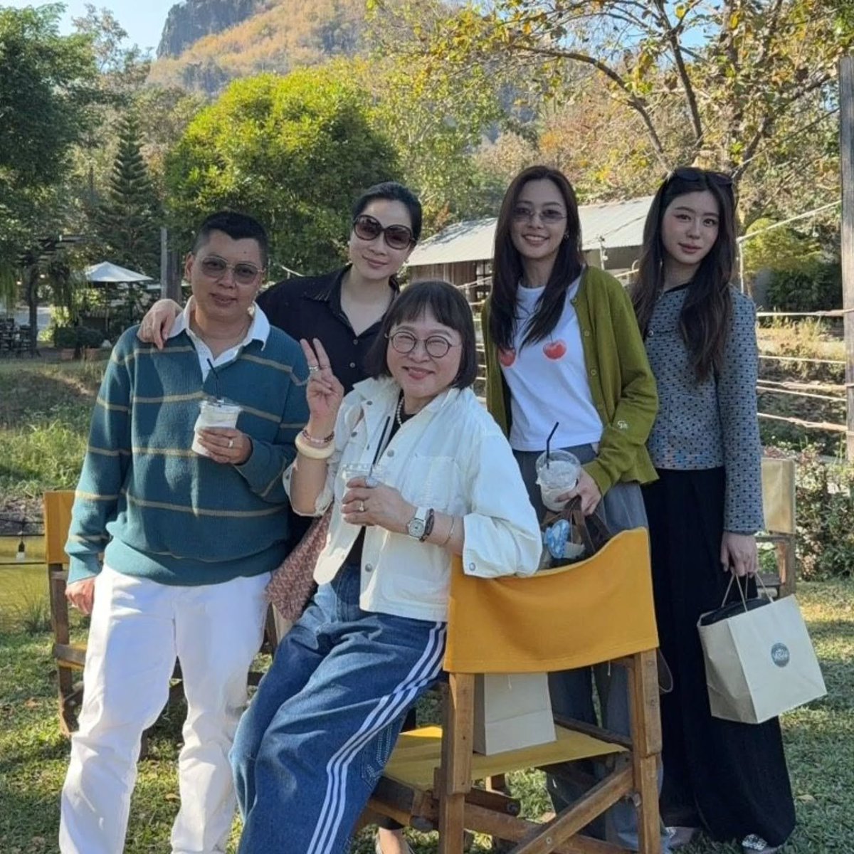 mmew1940___'s tweet photo. รอวันที่อุ้มแบมได้เล่นละครซีรีส์ค่ายพี่หน่องนะค้าบบ🥹🥹 https://t.co/p4LqAm4pzv