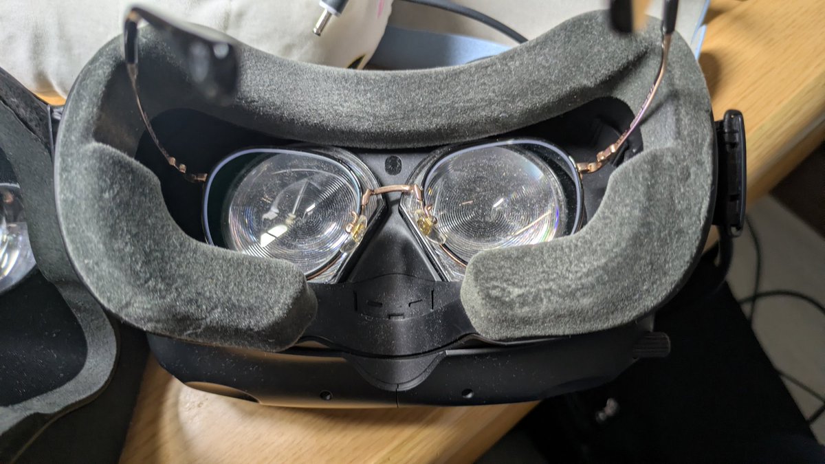 Mixed_ROG's tweet photo. 眼鏡とサイズ比較　Pimaxあまりにデカい
1枚目からPimax 5K、Oculus Rift、VIVE CE https://t.co/chG40kVB1D