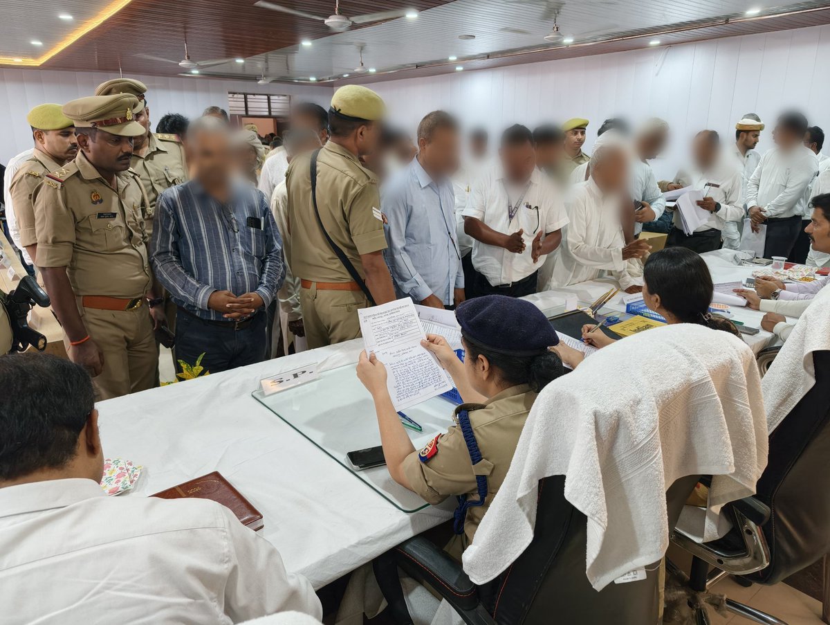 ambedkarnagrpol's tweet photo. सम्पूर्ण समाधान दिवस पर #DM_अम्बेडकरनगर व #SP_ABN @prachiIPS द्वारा तहसील जलालपुर में जनसुनवाई की गई व प्राप्त प्रकरणों में पुलिस व राजस्व की टीमों को गुणवत्तापूर्ण व समयबद्ध निस्तारण हेतु आवश्यक दिशा निर्देश दिए गये।
#UPPolice
#ambedkarnagarpolice https://t.co/Y0sI4vEhNg