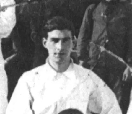 CampoTejedor's tweet photo. Historias de traiciones. El Sevilla Balompié, fiel a su carácter castizo, fue fundado solo por españoles. El primer inglés —Mr. Lucas— no tardó en llegar. Pero muy pronto, en la temp. 1909/10, el talentoso delantero fue seducido por el Sevilla FC, donde jugaban muchos británicos. https://t.co/p7DRF6jRi8