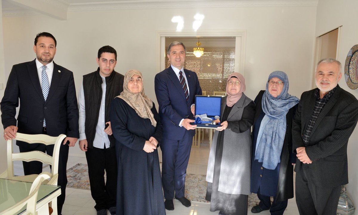 SirakayaZafer's tweet photo. 📍Avustralya

1969 yılında Melbourne gelen ilk kuşak isimlerden, yıllarca sivil toplum kuruluşlarında aktif görev alarak toplumumuza kıymetli hizmetlerde bulunan Kazım Ateş ağabeyimizi, kıymetli refikalarını ve değerli ailesini hanesinde ziyaret ettik.

Geçmişten bugüne uzanan tecrübeleri, yurt dışındaki Türk toplumunun dayanışma kültürünü ve hayata dair birikimleri üzerine samimi bir sohbet gerçekleştirdik.
