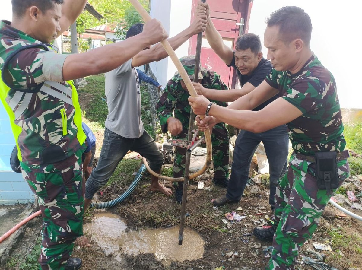 Elieboy166's tweet photo. Di tengah keramaian zaman sekarang, TNI senantiasa tegar sebagai ujung tombak kehadiran negara di pelosok dan batas wilayah negeri.

Hadir Sampai Pelosok https://t.co/EOG3pd2eeb