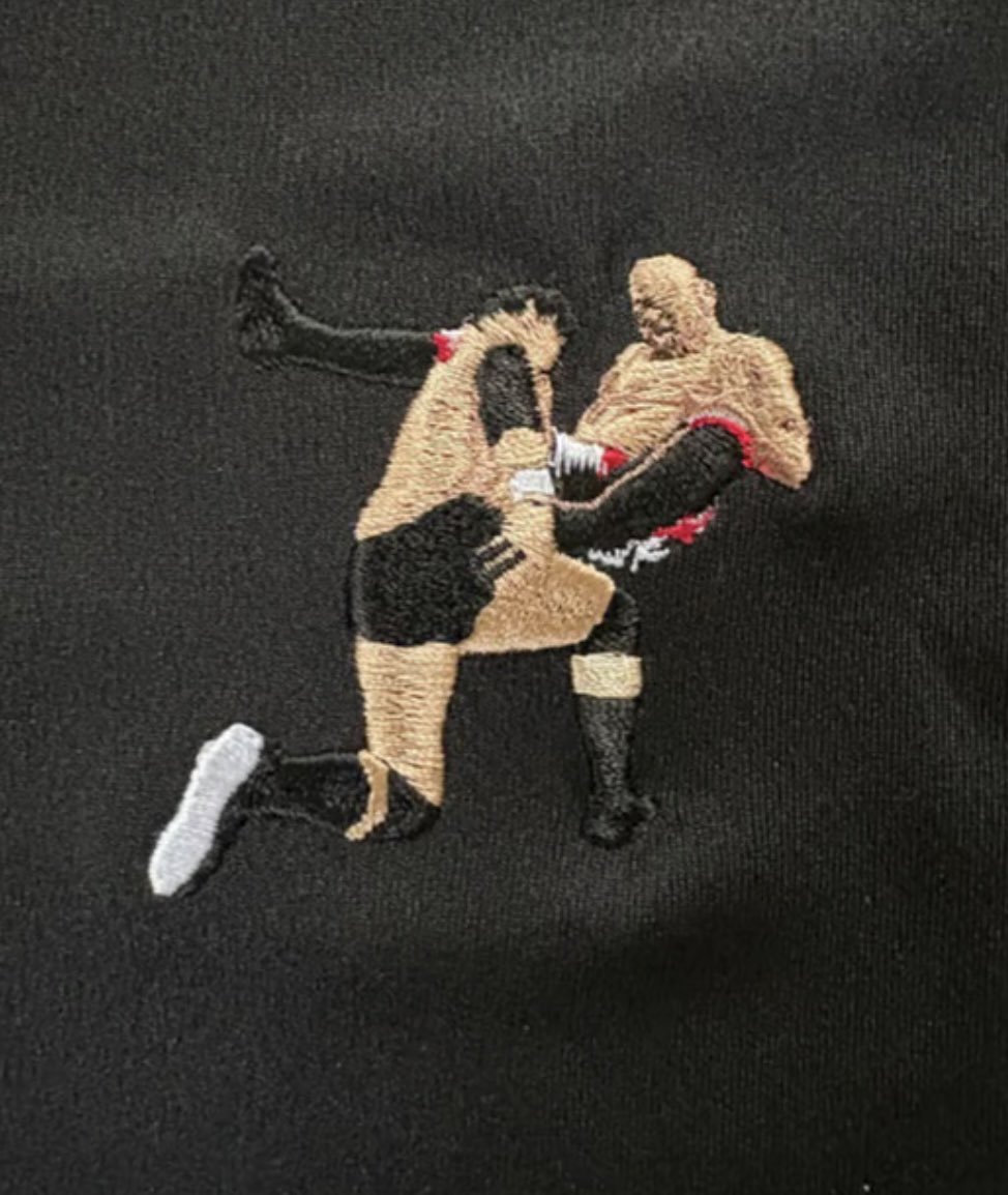 muto_office's tweet photo. 【受注受付中！】武藤敬司「シャイニング・ウィザード」刺繍ドライポロシャツ（黒）受注受付中！
前面左胸部分にシャイニングを放つ武藤が刺繍されたドライポロシャツ！
是非チェック下さい！

販売HP→ https://t.co/WB6QBRxaVe

#武藤敬司 #プロレス #ポロシャツ #noah_ghc https://t.co/NeqOcv6Aof