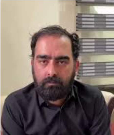 Markhorr313's tweet photo. 🚨مارخور نے کالعدم ایکشن کمیٹی اور انڈین ہینڈلرز کے درمیان ہونے والے رابطوں اور خفیہ منصوبہ بندی کو ٹریس کر لیا ہے

مارخور کی اطلاعات کے مطابق کالعدم ایکشن کمیٹی کا منصوبہ ہے کہ  لائن آف کنٹرول  کے کم چیک پوسٹس والے پہاڑی راستوں کا استعمال کرتے ہوئے، بھارتی فوج کی مدد سے جدید اسلحہ اور تربیت یافتہ ایجنٹس آزاد کشمیر میں داخل کئے جائیں ۔ 

کالعدم کمیٹی کے ارکان جدید اسلحہ اور ایجنٹس پاکستان لانے کے لیے بھارتی فوج کے ساتھ مسلسل رابطے میں ہیں۔ 

اس کیلئے احتجاج کی آڑ میں خواتین اور بچوں کو آگے  رکھا جائے گا اور انتشار پسند عناصر ایل او سی کی جانب مارچ کریں گے ۔ فرنٹ پر خواتین اور بچوں کو انسانی ڈھال  کے طور پر استعمال کرنے کا منصوبہ ہے۔ 

 اسی لئے کالعدم ایکشن کمیٹی کا مفرور رکن امان ادریس براہ راست بھارت سے مدد مانگ رہا ہے اور اپنے جتھے کیساتھ ایل او سی کے راستے کھولنے کی دھمکیاں دے رہا ہے۔

 یہ وہی عناصر ہیں جنہوں نے مقبوضہ کشمیر کے مظلوموں کی مخصوص نشستیں ختم کرنے کی کوشش کی، اور اب اپنی بقا کے لیے انہی سے اپیلیں کر رہے ہیں۔پاکستان نے ہمیشہ مقبوضہ کشمیر کے لیے جنگیں لڑیں اور قربانیاں دیں، لیکن ان مفرور ملزمان نے کبھی بھارت کے مظالم کے خلاف ایک احتجاج تک نہیں کیا۔